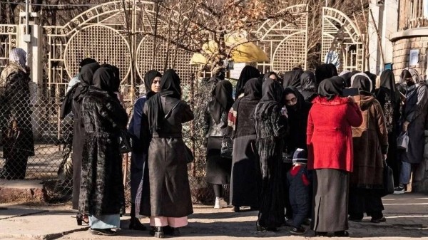 Mahasiswa Afghanistan di luar Universitas Kabul. Taliban memberlakukan banyak pembatasan terhadap perempuan dan anak perempuan yang menyulitkan, bahkan tidak mungkin, bagi mereka untuk belajar ke luar negeri dan mendapatkan penghasilan. (Saudigazette)