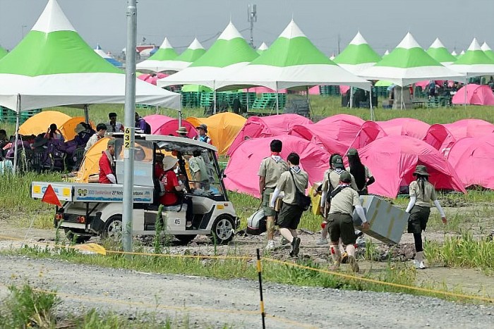 Ratusan peserta Jambore Pramuka Dunia di Korsel dirawat karena sakit akibat cuaca panas. (FOTO: EPA-EFE)