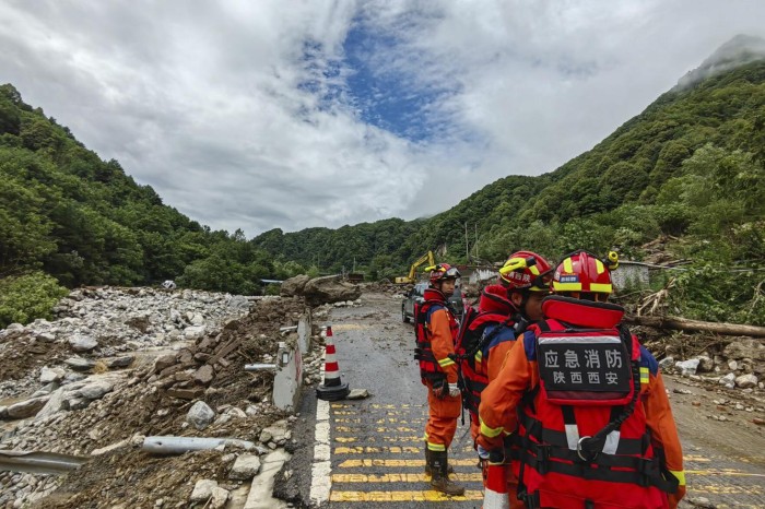 Petugas penyelamat berkumpul pada hari Sabtu (12/8/2023) setelah tanah longsor di desa Weiziping di kotapraja Luanzhen di pinggiran distrik Chang'an, Xi'an di Provinsi Shaanxi, China barat laut. (Foto: AP Photo)