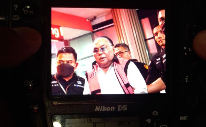 Penyidik Jaksa Agung Muda Tindak Pidana Khusus menetapkan anggota Komisi I DPR RI Ismail Thomas sebagai tersangka pemalsuan dokumen lahan tambang di Kutai Barat, Kalimantan Timur, dan langsung dilakukan penahanan di Rutan Salemba cabang Kejaksaan Agung, Selasa (15/8/2023). (Foto: ANTARA/Laily Rahmawaty)