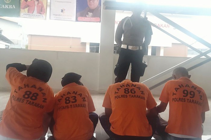 Satuan Reserse Narkoba Polres Tarakan, Kalimantan Utara berhasil menggagalkan peredaran 7.026,84 gram narkoba jenis sabu dengan empat tersangka yang pengiriman melalui jalur laut menggunakan Kapal Motor Bukit Siguntang. (ANTARA/Susylo Asmalyah)