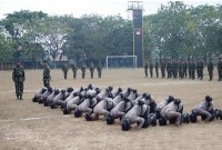 30 personel brigadir remaja melakukan sujud syukur ketika tradisi penyambutan mereka memasuki Mako Satuan Brimob Polda Kalsel di Banjarbaru, Senin (28/8/2023). (ANTARA/Firman)