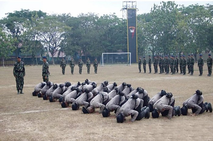 30 personel brigadir remaja melakukan sujud syukur ketika tradisi penyambutan mereka memasuki Mako Satuan Brimob Polda Kalsel di Banjarbaru, Senin (28/8/2023). (ANTARA/Firman)