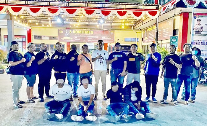 Polresta Banjarmasin menunjukkan empat pelaku perampasan kendaraan dengan paksa di tempat umum, di Kota Banjarmasin, Kalimantan Selatan, Rabu (29/8/2023). (ANTARA/HO-Polresta Banjarmasin)