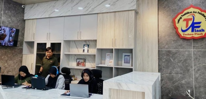 KONTROL- Hereansyah (berdiri) tengah bersama tim IT Techno Flash, Lembaga Pelatihan Mitra Prakerja yang terpilih di Kalsel saat mengotrol belajar mengajar secara online.