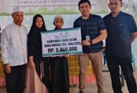 BANTUAN - UPZ Bank Kalsel secara simbolis serahkan bantuan kepada anak Yatim di Desa Wayau, Kecamatan Tanjung, Kabupaten Tabalong.