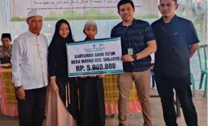 BANTUAN - UPZ Bank Kalsel secara simbolis serahkan bantuan kepada anak Yatim di Desa Wayau, Kecamatan Tanjung, Kabupaten Tabalong.