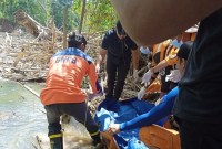 TRC BPBD Balangan saat mengevakuasi penemuan jenazah bayi perempuan di Sungai Pitap Awayan, Kabupaten Balangan, Kalimantan Selatan, Selasa (1/8/2023). (Foto: ANTARA/HO-BPBD Balangan)