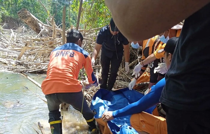 TRC BPBD Balangan saat mengevakuasi penemuan jenazah bayi perempuan di Sungai Pitap Awayan, Kabupaten Balangan, Kalimantan Selatan, Selasa (1/8/2023). (Foto: ANTARA/HO-BPBD Balangan)