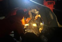 Personel gabungan dari Polsek Mentarang, Badan Penanggulangan Bencana Daerah (BPBD) Kabupaten Malinau dan masyarakat Desa Semamu berhasil menemukan korban kecelakaan sungai atas nama Yusi Novianto (46) berjenis kelamin laki - laki yang menjabat Kepala Seksi Pantai dan Air Baku Dinas PUPR Perkim Provinsi Kaltara. (Foto: ANTARA/HO-Humas Polres Malinau)