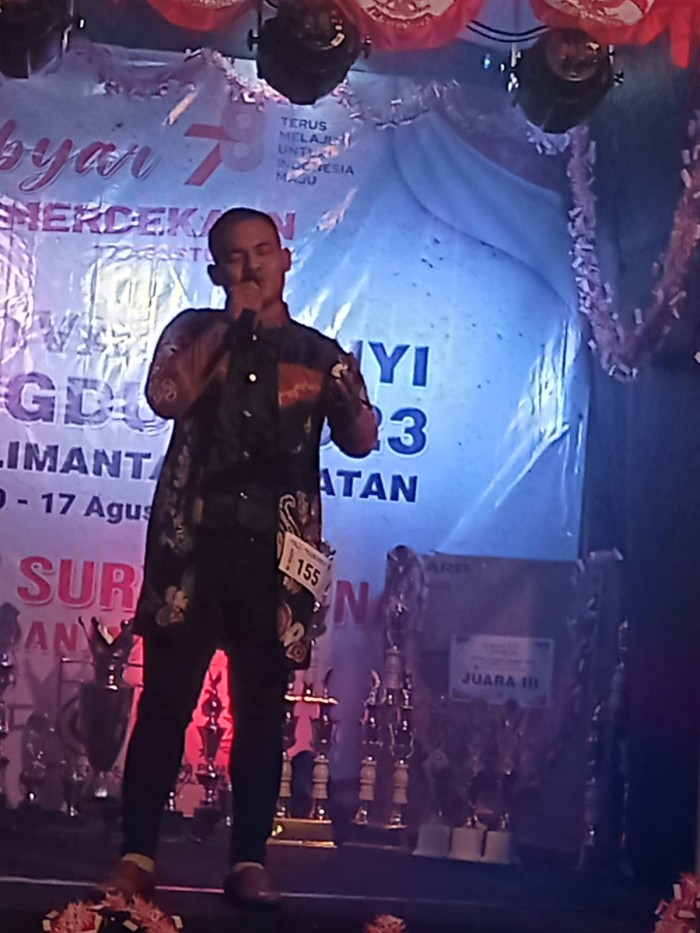 Imam KMAB, salah satu peserta dari Kabupaten Barito Kuala yang tampil prima di festival dangdut dan melaju ke final. Foto ist
 
