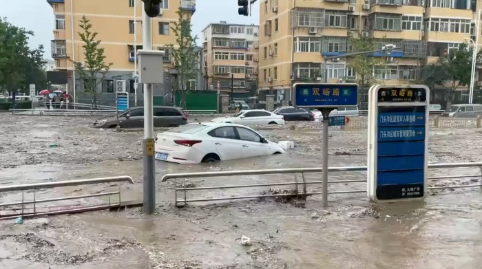 Banjir akibat hujan lebat dan topan doksuri di Beijing, China, Selasa (1/8/2023). (Foto: REUTERS)