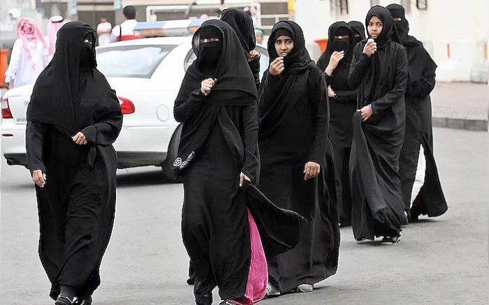 Prancis melarang pemakaian Abaya gaun panjang yang berasal dari Timur Tengah itu untuk dikenakan di sekolah saat semester baru dimulai pekan depan, karena dianggap melanggar hukum sekuler. (business-standard.com)