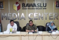 Anggota Bawaslu RI Herwyn Malonda (kiri) saat menyampaikan paparan di Kantor Bawaslu, Jakarta, Kamis (5/1/2023). (ANTARA FOTO/Aditya Pradana Putra)
