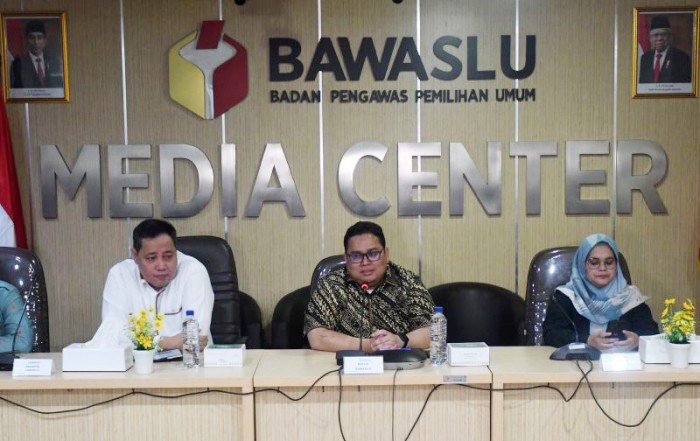 Anggota Bawaslu RI Herwyn Malonda (kiri) saat menyampaikan paparan di Kantor Bawaslu, Jakarta, Kamis (5/1/2023). (ANTARA FOTO/Aditya Pradana Putra)
