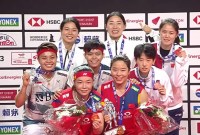 Chen/Jia peraih medali emas berfoto bersama juara 2 Apriyani/Siti, 3 Baek Ha-na/Lee So-hee, dan 4 Zhang Shu Xian/Zheng Yu pada Kejuaraan Dunia 2023. (Capture: BWF TV)