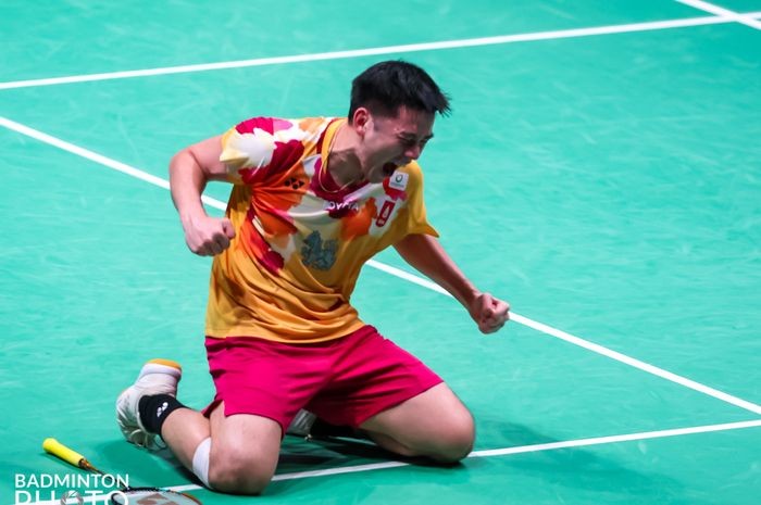 
Kunlavut Vitidsarn (Thailand) berselebrasi usai menjadi juara dunia pada Kejuaraan Dunia 2023 dengan mengalahkan Kodai Naraoka (Jepang) dengan skor 19-21, 21-18, 21-7 di Royal Arena, Kopenhagen, Denmark, Minggu (27/8/2023). (MIKAEL ROPARS/BADMINTON PHOTO)
