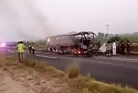 Kerangka bus yang membawa 40 penumpang terbakar di pinggir jalan setelah bertabrakan dengan mobil pembawa drum solar. (Twitter/thesun.co.uk)

