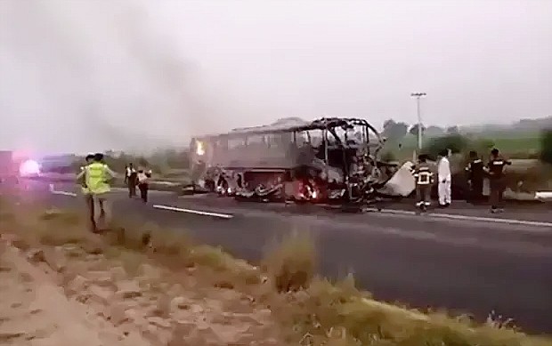 Kerangka bus yang membawa 40 penumpang terbakar di pinggir jalan setelah bertabrakan dengan mobil pembawa drum solar. (Twitter/thesun.co.uk)
