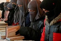 Taliban larang anak perempuan usia lebih dari 10 tahun bersekolah. (AFP FOTO)