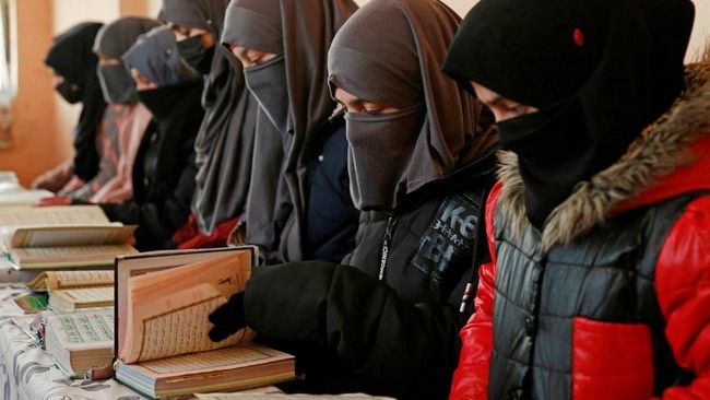 Taliban larang anak perempuan usia lebih dari 10 tahun bersekolah. (AFP FOTO)