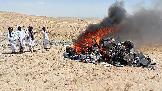 Taliban membakar alat musik dari Gitar sampai Tabla karena dianggap sebabkan kerusakan moral dan memainkannya akan menyebabkan kaum muda sesat. (Foto: AFP PHOTO)