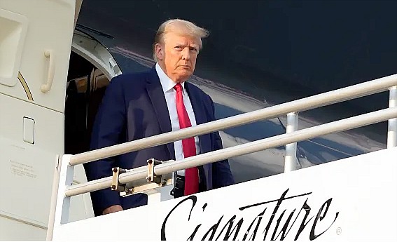 Mantan Presiden Donald Trump tiba di Georgia. (Alex Brandon/AP Photo)