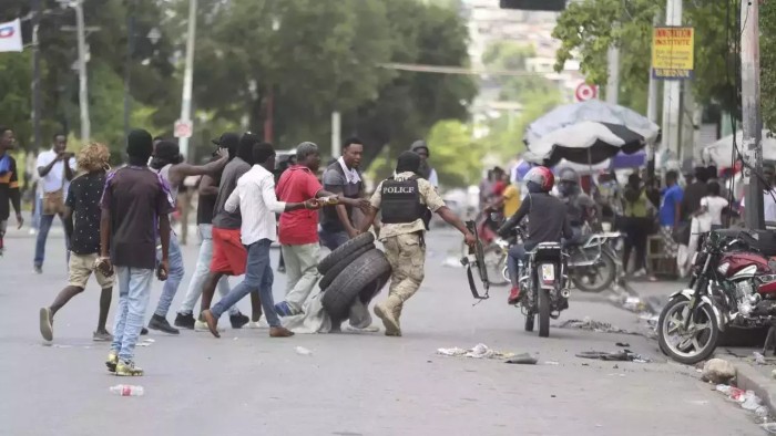 Ribuan orang di Haiti melakukan demonstrasi untuk menuntut keamanan dari geng-geng yang melakukan kekerasan ketika pembunuhan dan penculikan melonjak dan baru-baru ini 7 orang tewas ditembaki. (AP Photo)