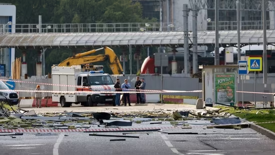 Anggota dinas keamanan menyelidiki lokasi bangunan yang rusak menyusul serangan drone yang dilaporkan di Moskow. (Reuters)