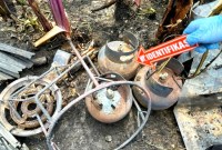 Tabung gas elpiji di salah satu rumah warga yang terbakar di Desa Pamatang Karangan Hulu, Kabupaten Tapin, Kalimantan Selatan, Selasa, (22/8/2023). (ANTARA/HO-Polsek Tapin Tengah)