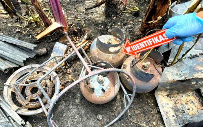 Tabung gas elpiji di salah satu rumah warga yang terbakar di Desa Pamatang Karangan Hulu, Kabupaten Tapin, Kalimantan Selatan, Selasa, (22/8/2023). (ANTARA/HO-Polsek Tapin Tengah)