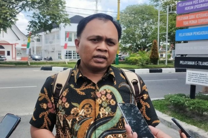 Jaksa dari KPK saat diwawancarai di halaman Pengadilan Negeri Palangka Raya, Kamis (10/8/2023). (Foto: ANTARA)
