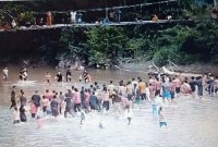 Tangkapan layar video beberapa saat sebelum putusnya jembatan Mentukak di Desa Nanga Mentukak, Kecamatan Nanga Taman, Kabupaten Sekadau, Kamis (17/8/2023). (ANTARA/HO-video warga Mentukak).
