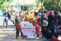 Sekitar 1.000 orang pelajar sekolah dasar (SD) hingga sekolah lanjutan tingkat atas (SLTA) sederajat dan berbagai instansi lingkup Pemerintah Kabupaten Tanah Laut meramaikan Karnaval Seni dan Budaya Tahun 2023 di Pelaihari, Selasa (15/8/2023). (ANTARA/HO-Diskominfo Tanah Laut).