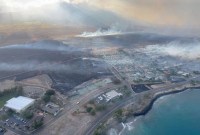 Asap mengepul di wilayah Maui, Hawaii, yang dilanda kebakaran hutan. (Vince Carter/via REUTERS)