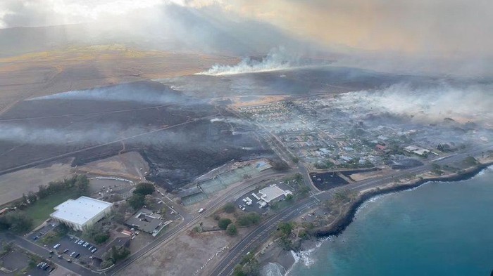 Asap mengepul di wilayah Maui, Hawaii, yang dilanda kebakaran hutan. (Vince Carter/via REUTERS)