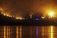 Kebakaran hutan melahap dua wilayah di Kanada dan menyebabkan puluhan ribu warga mengungsi. (AP Photo/Darryl Dyck)