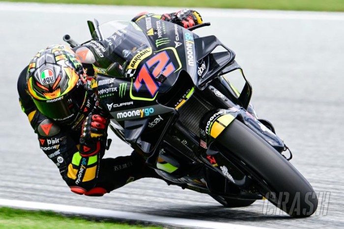Pembalap Mooney VR46, Marco Bezzecchi, berhasil keluar menjadi yang tercepat pada sesi Practice (P) MotoGP Austria 2023. (CrashNet) 