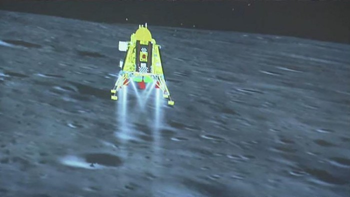 
Momen kendaraan luar angkasa Chandrayaan-3 sukses mendarat di permukaan Bulan. (AFP PHOTO/HANDOUT/Indian Space Research Organisation/ISRO