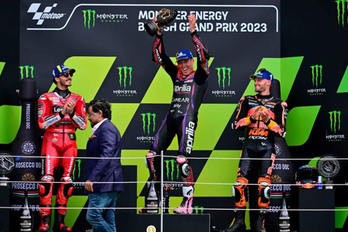 Pembalap Aprilia Racing Spanyol Aleix Espargaro (Tengah) merayakan podium pertama balapan MotoGP Grand Prix Inggris di sirkuit Silverstone di Northamptonshire, Inggris, Minggu (6/8/2023) malam. (FOTO AFP/PIX)