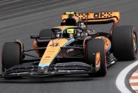 Lando Norris mengungguli favorit tuan rumah Max Verstappen pada FP2 dengan selisih hanya 0,023 detik. (Crash.Net)