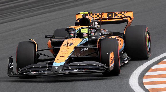 Lando Norris mengungguli favorit tuan rumah Max Verstappen pada FP2 dengan selisih hanya 0,023 detik. (Crash.Net)