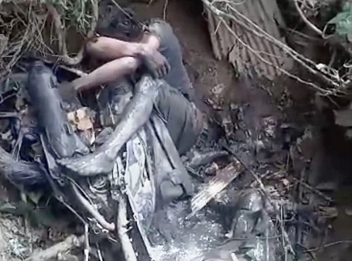 Seorang pelaku curanmor tercebur ke sumur tua milik warga usai mencuri motor warga di Desa Banua Anyar, Kecamatan Batumandi, Kabupaten Balangan, Jumat (11/8/2023). (Foto: ANTARA/ragil darmawan)