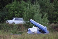 Penampakan salah satu puing pesawat yang jatuh di Rusia, yang disebut membawa bos tentara bayaran Wagner Yevgeny Prigozhin (REUTERS/Marina Lystseva)