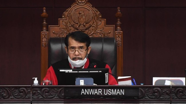 Ketua Mahkamah Konstitusi Anwar Usman enggan memprediksi kapan uji materi batas usia minimal cawapres diputuskan. (ANTARA FOTO/Akbar Nugroho Gumay)