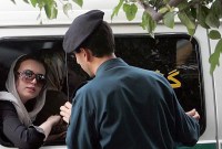 Polisi moral Iran berpatroli di jalanan untuk menciduk perempuan yang tak memakai busana sesuai aturan syariat Islam. (Foto: AFP/BEHROUZ MEHRI)