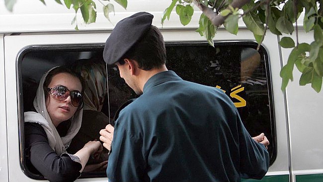 Polisi moral Iran berpatroli di jalanan untuk menciduk perempuan yang tak memakai busana sesuai aturan syariat Islam. (Foto: AFP/BEHROUZ MEHRI)