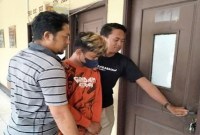 Terduga pelaku MA saat diamankan petugas di Mapolres Kapuas, beserta barang bukti lainnya, Senin (28/8/2023). (ANTARA)