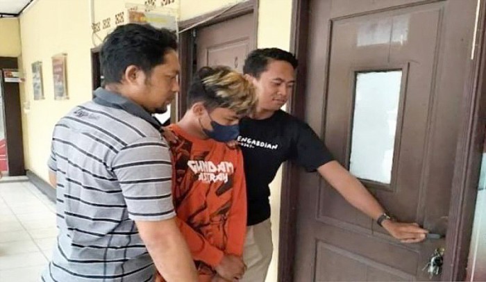 Terduga pelaku MA saat diamankan petugas di Mapolres Kapuas, beserta barang bukti lainnya, Senin (28/8/2023). (ANTARA)