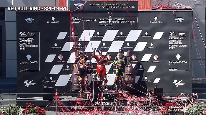 Pembalap Ducati Lenovo, Francesco Bagnaia, tak terkejar memimpin lomba pada MotoGP Austria di Red Bull Ring, Spielberg, Austria, Minggu (20/8/2023) malam. (Capture: MotoGP.Live)